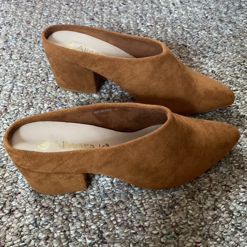NIB size 8 brown suede clogs